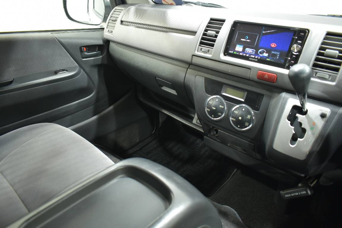 2013 Toyota Hiace 3.0LT DIESEL 5 SEATER