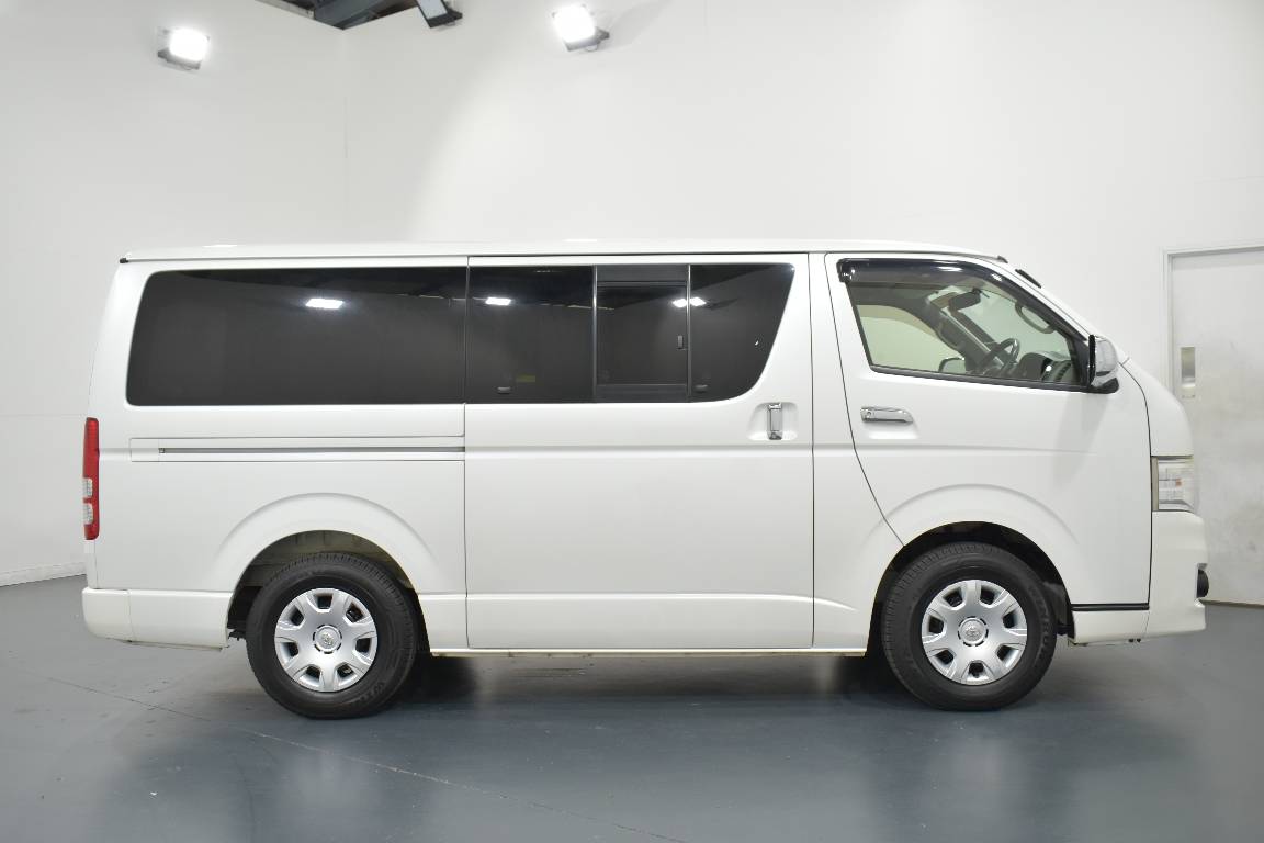 2013 Toyota Hiace 3.0LT DIESEL 5 SEATER