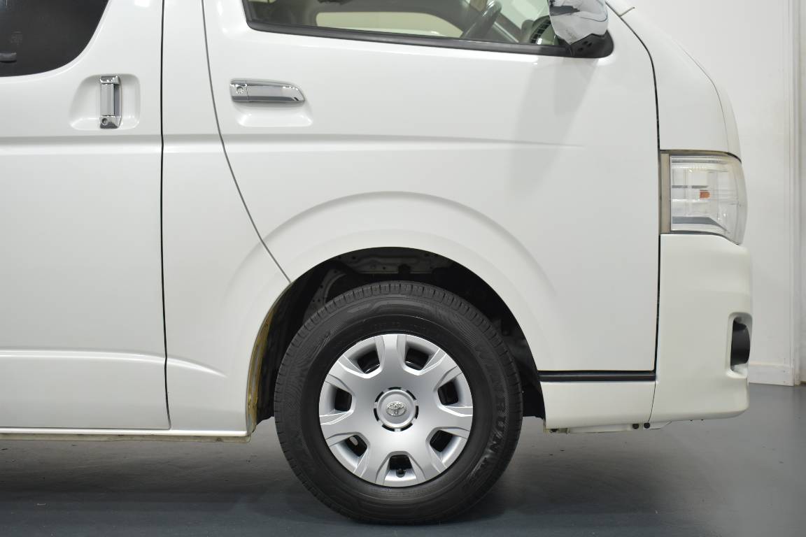 2013 Toyota Hiace 3.0LT DIESEL 5 SEATER