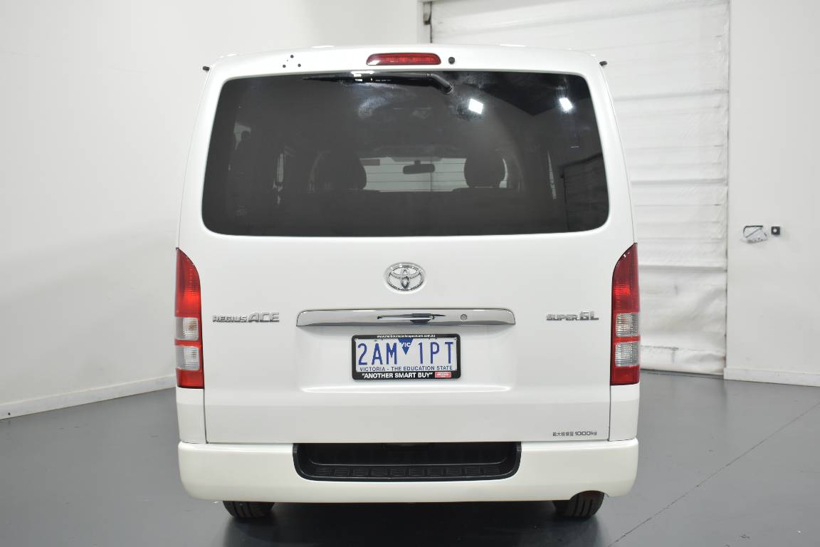 2013 Toyota Hiace 3.0LT DIESEL 5 SEATER