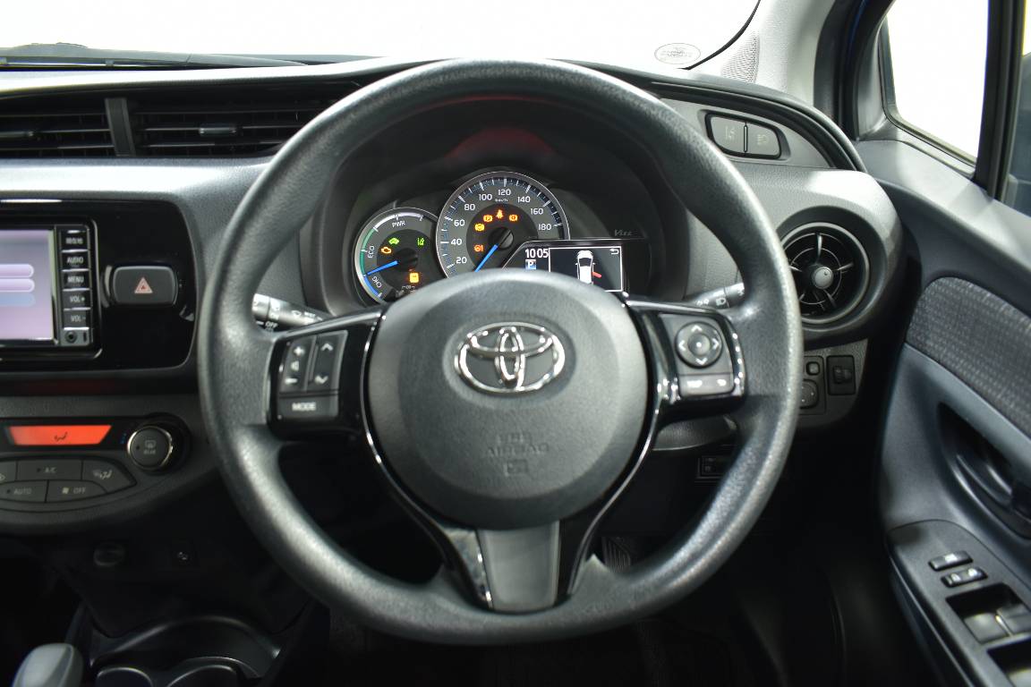 2017 Toyota Vitz 1.5L HYBRID 5 SEATER