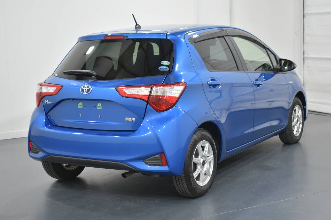 2017 Toyota Vitz 1.5L HYBRID 5 SEATER