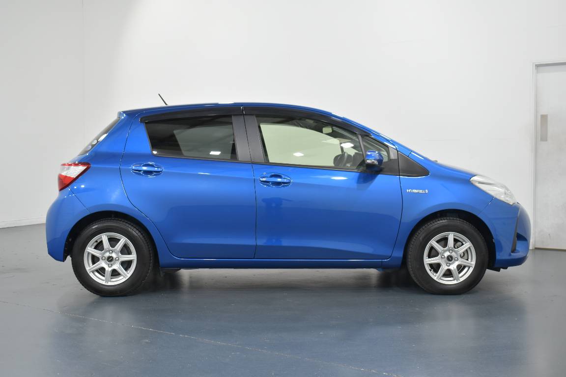 2017 Toyota Vitz 1.5L HYBRID 5 SEATER