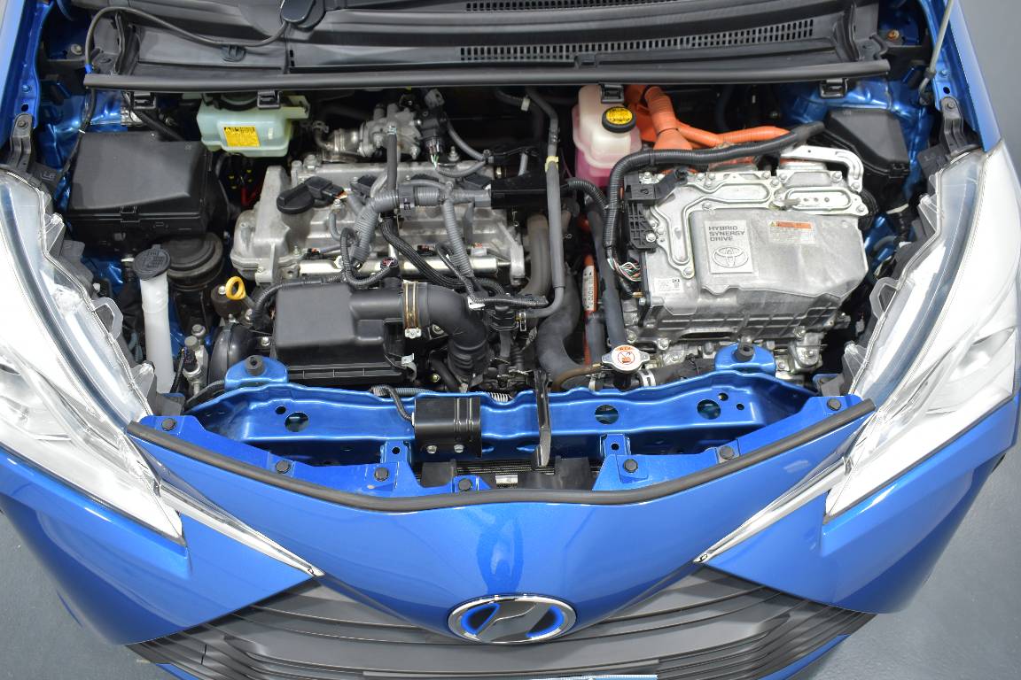 2017 Toyota Vitz 1.5L HYBRID 5 SEATER