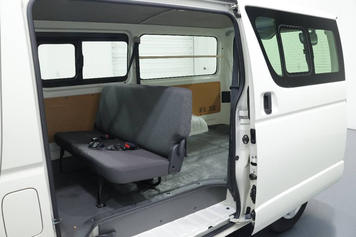 2018 Toyota Hiace 3.0L DIESEL 2WD 5 SEATER