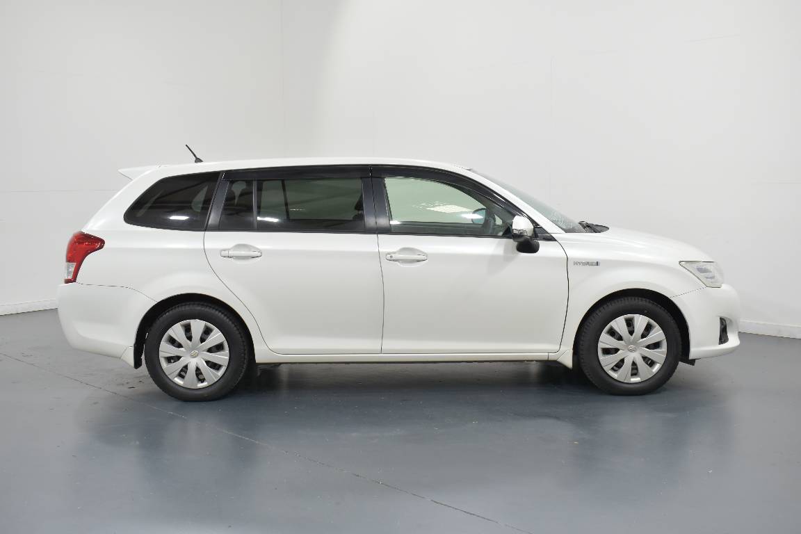 2013 Toyota Corolla Fielder 1.5L HYBRID 5 SEATER