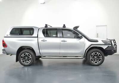 2022 TOYOTA HILUX SR5 (4X4)