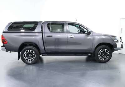 2020 TOYOTA HILUX SR5 (4X4)