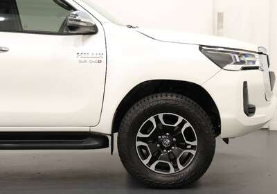 2021 TOYOTA HILUX SR5 (4X4)