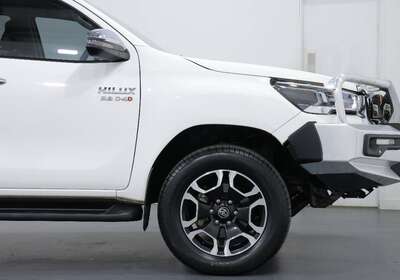 2020 TOYOTA HILUX SR5 (4X4)