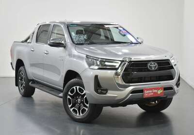 2021 TOYOTA HILUX SR5 (4X4)