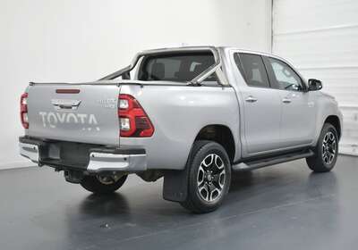 2021 TOYOTA HILUX SR5 (4X4)