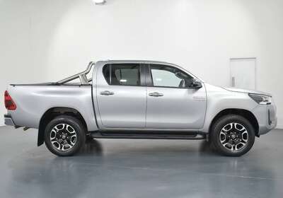 2021 TOYOTA HILUX SR5 (4X4)