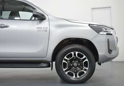 2021 TOYOTA HILUX SR5 (4X4)