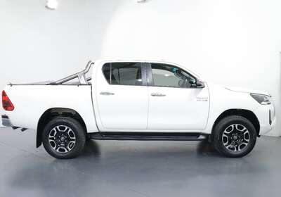 2021 TOYOTA HILUX SR (4X4)