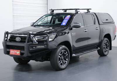 2022 TOYOTA HILUX SR5 (4X4)