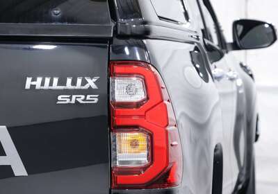 2022 TOYOTA HILUX SR5 (4X4)