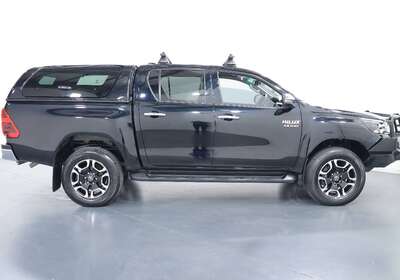 2022 TOYOTA HILUX SR5 (4X4)