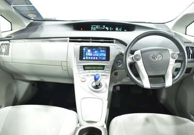 2013 TOYOTA PRIUS PLUG-IN HYBRID 5 SEATER