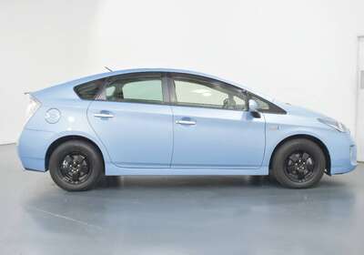 2013 TOYOTA PRIUS PLUG-IN HYBRID 5 SEATER