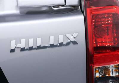 2019 TOYOTA HILUX SR (4X4)