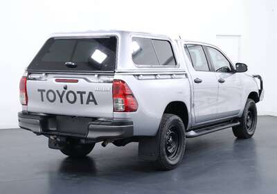 2019 TOYOTA HILUX SR (4X4)