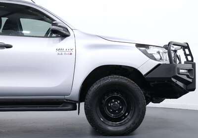 2019 TOYOTA HILUX SR (4X4)