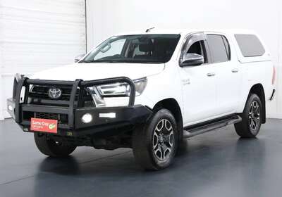 2021 TOYOTA HILUX SR5 (4X4)