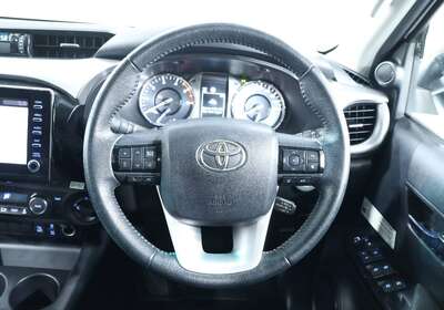 2021 TOYOTA HILUX SR5 (4X4)