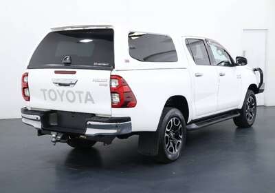 2021 TOYOTA HILUX SR5 (4X4)