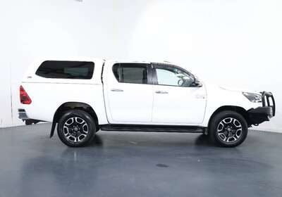 2021 TOYOTA HILUX SR5 (4X4)