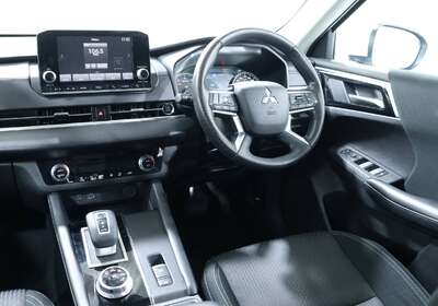 2022 MITSUBISHI OUTLANDER ES 5 SEAT (2WD)