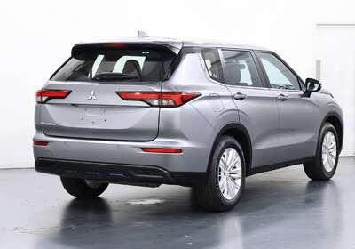 2023 MITSUBISHI OUTLANDER LS 7 SEAT (2WD)