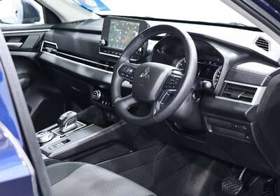 2024 MITSUBISHI OUTLANDER LS 7 SEAT (2WD)