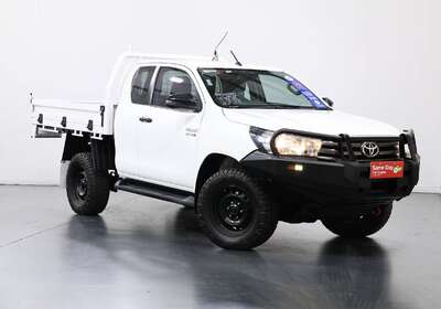 2018 TOYOTA HILUX SR (4X4)