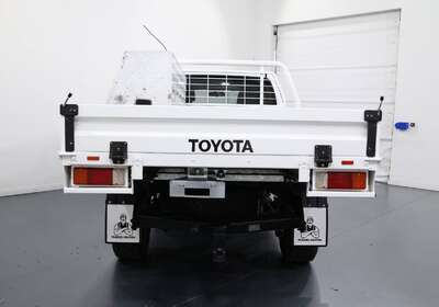 2018 TOYOTA HILUX SR (4X4)