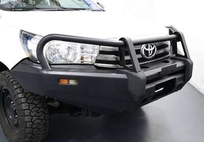2018 TOYOTA HILUX SR (4X4)