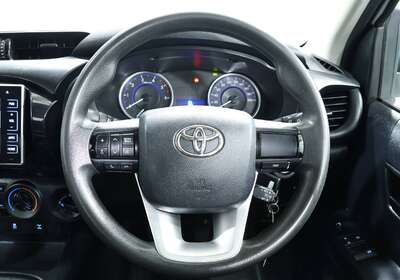 2018 TOYOTA HILUX SR (4X4)