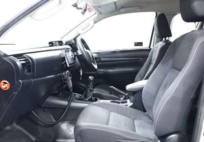 2018 TOYOTA HILUX SR (4X4)