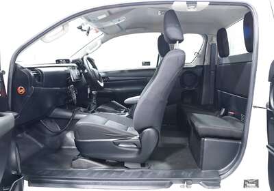 2018 TOYOTA HILUX SR (4X4)