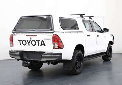 2018 TOYOTA HILUX SR (4X4)