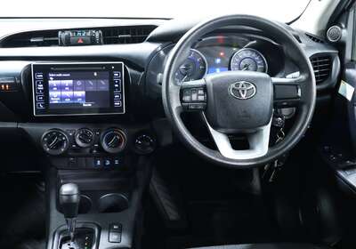 2018 TOYOTA HILUX SR (4X4)