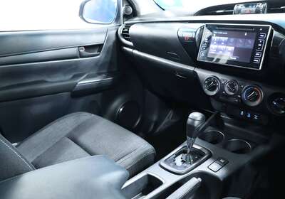 2018 TOYOTA HILUX SR (4X4)