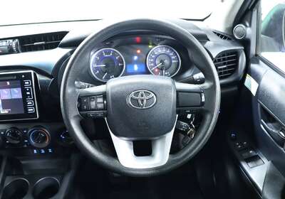 2018 TOYOTA HILUX SR (4X4)