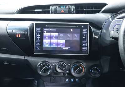 2018 TOYOTA HILUX SR (4X4)