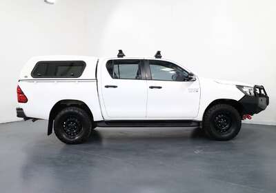 2018 TOYOTA HILUX SR (4X4)