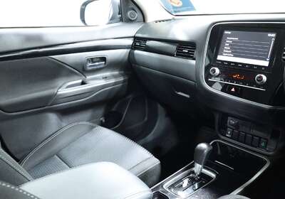 2020 MITSUBISHI OUTLANDER ES 7 SEAT (2WD)