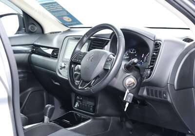 2020 MITSUBISHI OUTLANDER ES 7 SEAT (2WD)