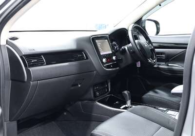 2020 MITSUBISHI OUTLANDER ES 7 SEAT (2WD)