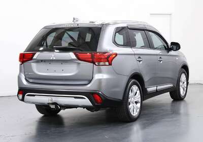 2020 MITSUBISHI OUTLANDER ES 7 SEAT (2WD)
